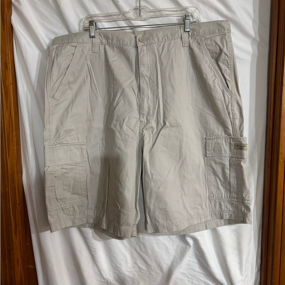 NWT Wrangler Light Tan Cargo Shorts Men's 42" loose fit knee length 100%cotton